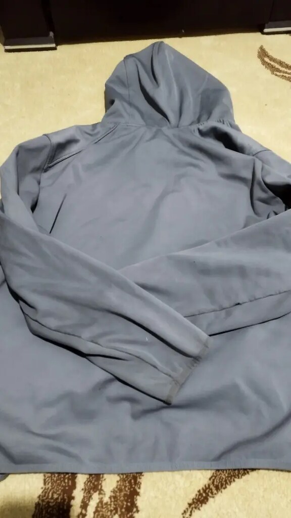 Kapişonlu sweat mont..Lekeleri ve kusuru var..Sağlam temiz onlarca