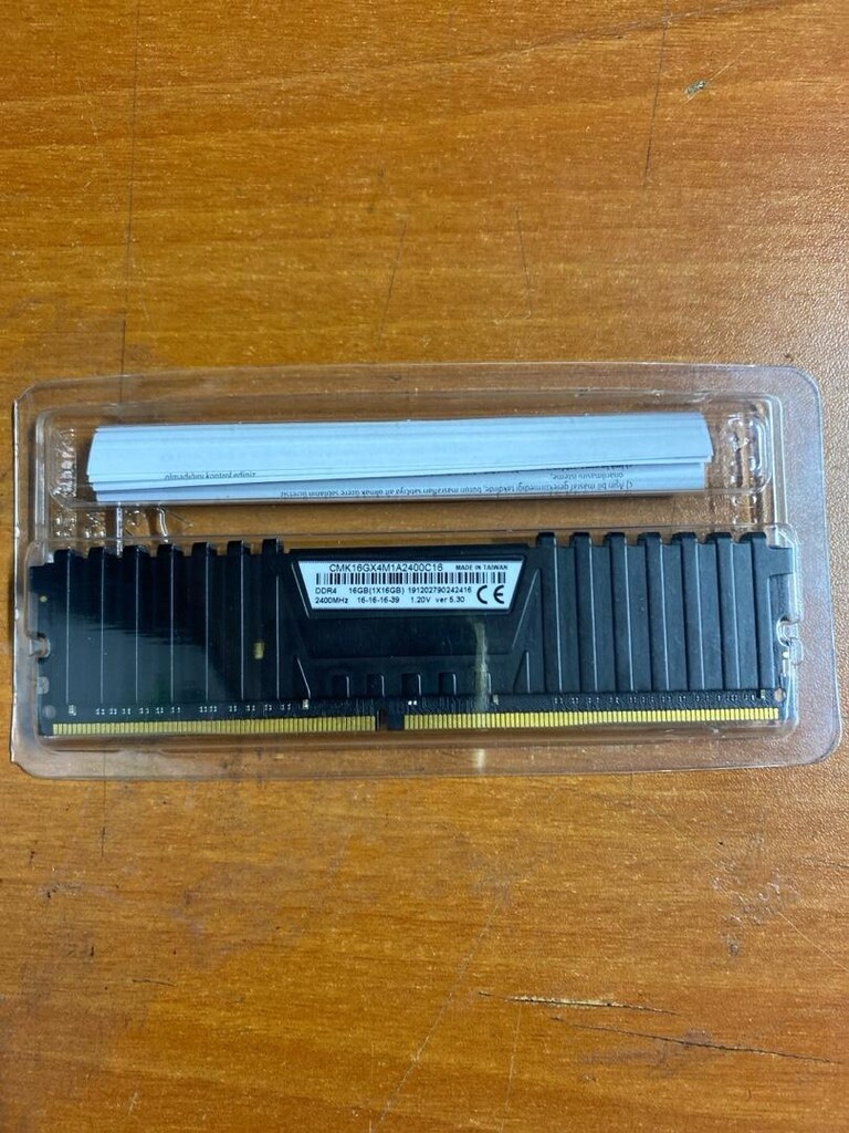 Corsair Ddr4 16Gb 2400Mhz 16-16-16-39 1.20V - 3
