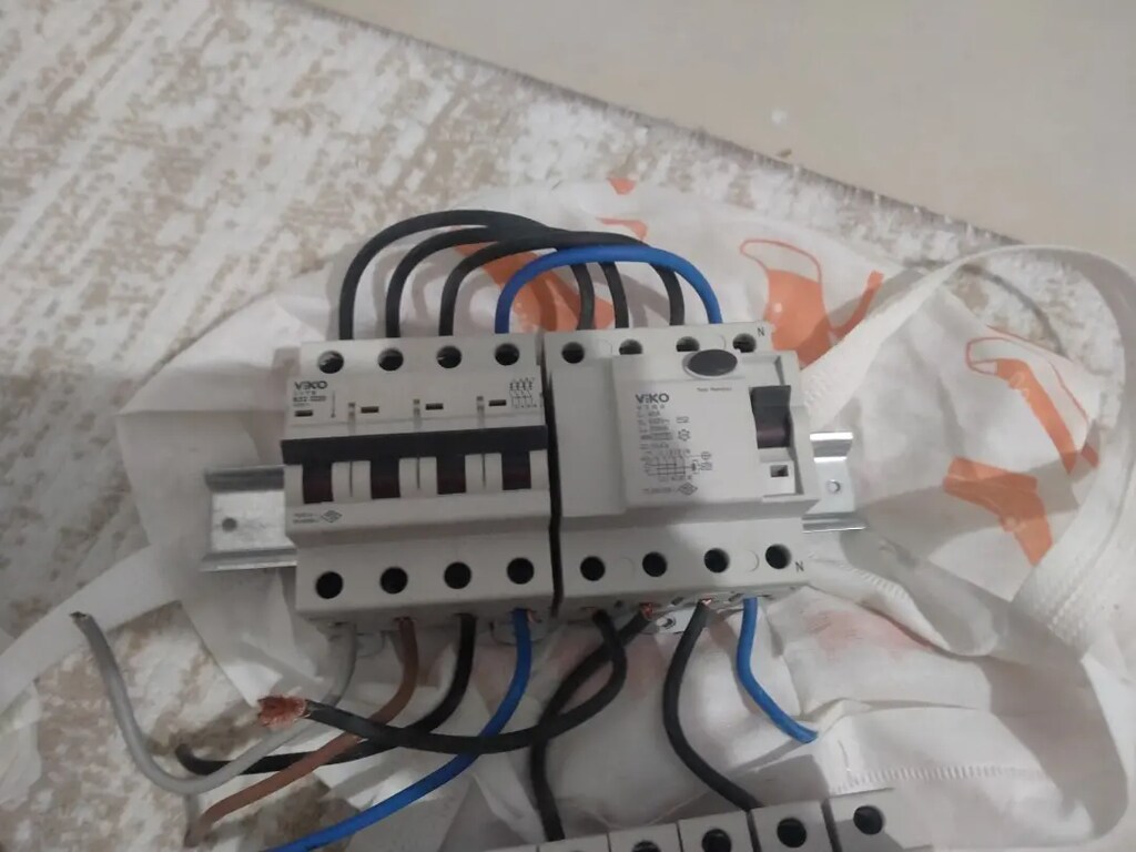 Trifaze sigortası Kaçak akım rolesi ve otomatı