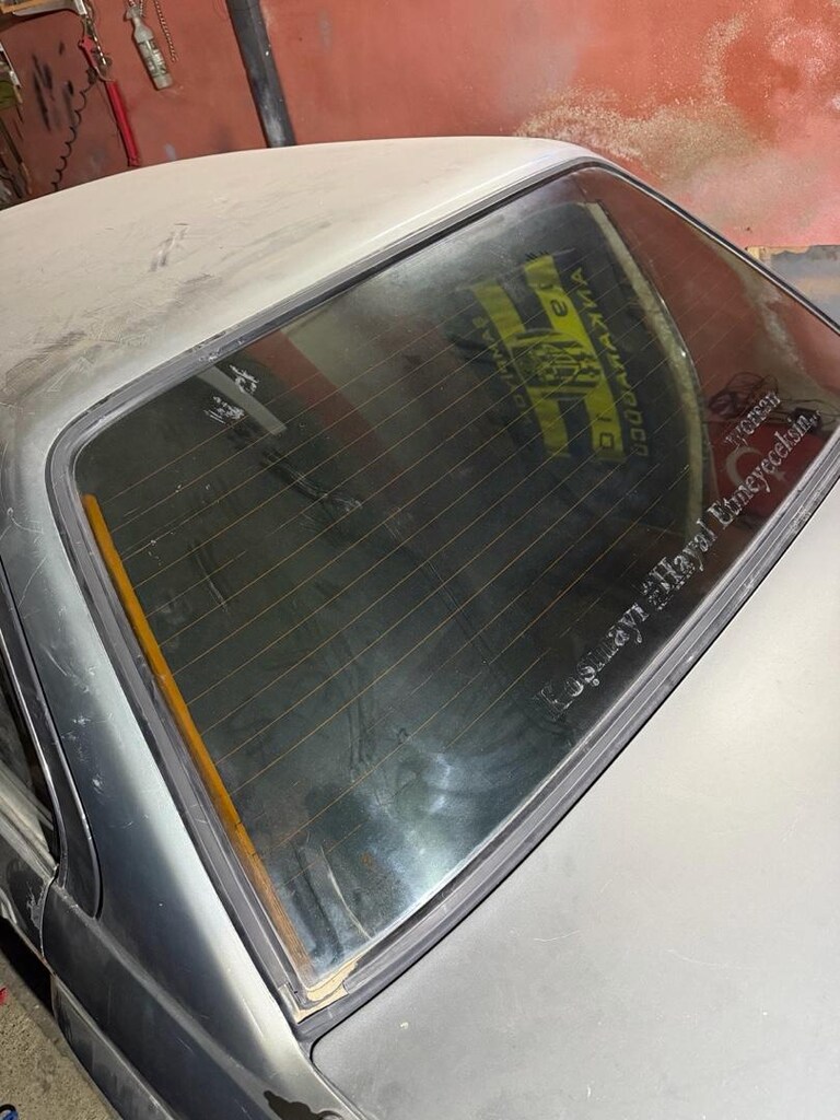 bmw e30 Orjinal Çıkma arka cam temiz - 2