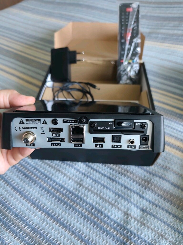 Kutusunda Gigablue X1 uydu cihazı - 3