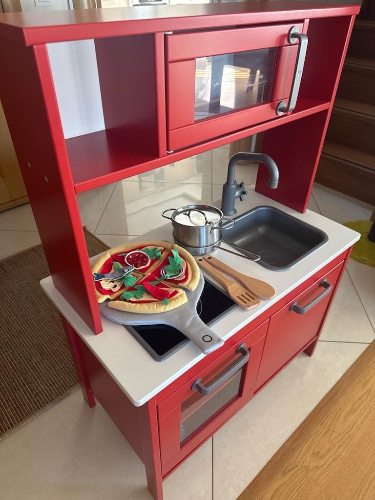 ikea kırmızı çocuk mutfağı