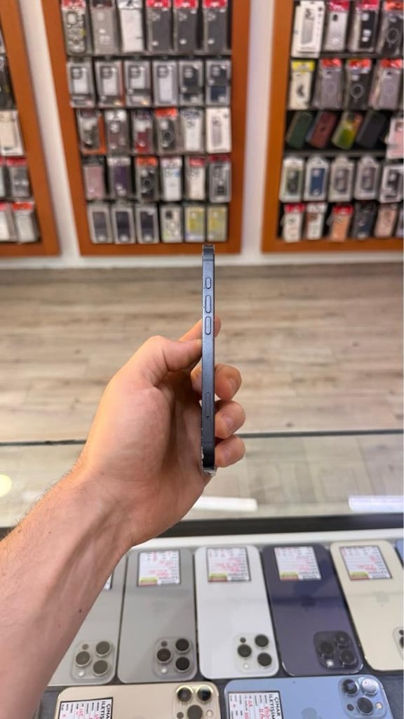 iPhone 16e Black 128GB - 3
