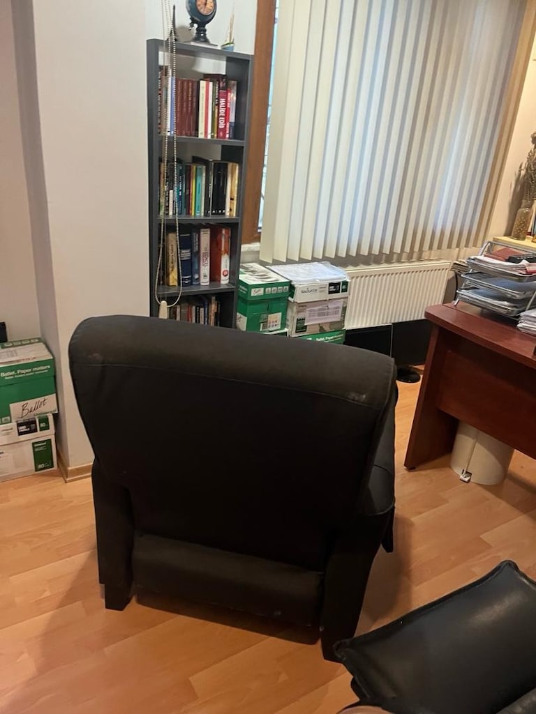 tekli okuma koltuğu siyah yatakta oluyor - 6