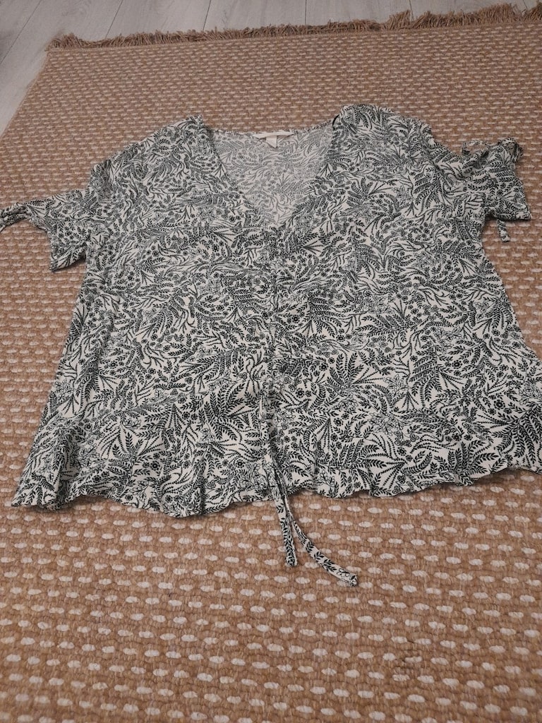 Buluz H&M Marka 44 beden ama dar kalıp 40.42 olur - 2
