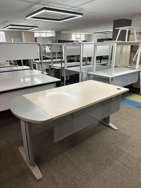 KLAS OFİS ÜSKÜDAR 160x80 AKÇAAĞAÇ METAL AYAKLI ÇALIŞMA MASASI