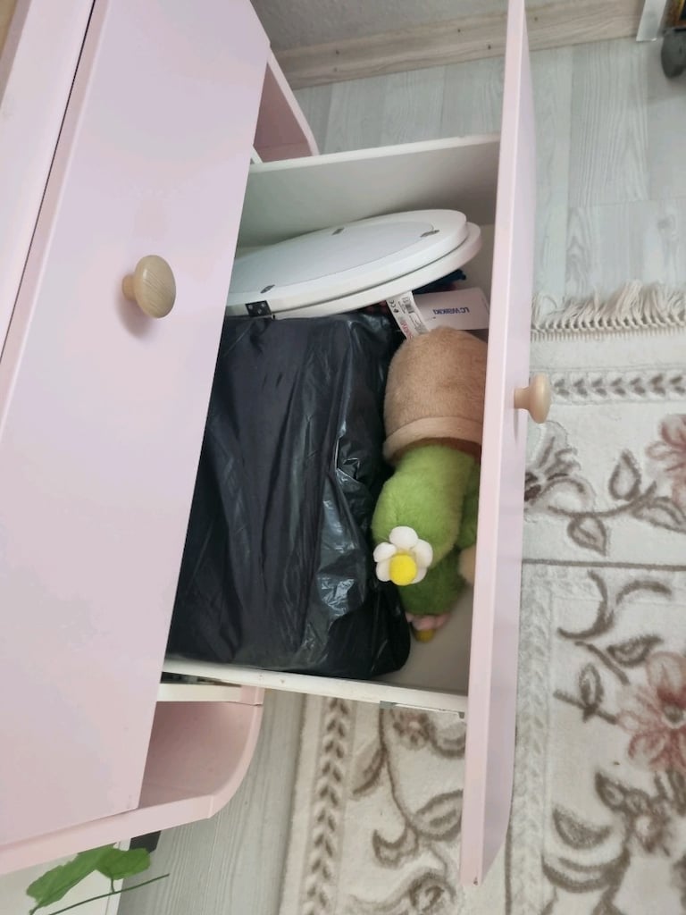 İKEA MYLLRA pembej alt değiştirme masası - 7