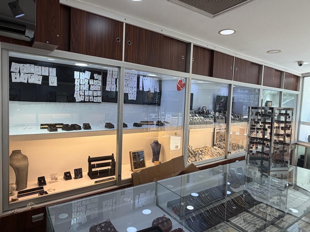 SATILIK SAAT VE GÜMÜŞ VİTRİNİ - 2