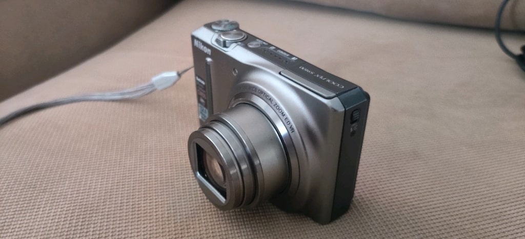 Nikon Coolpix S9100 model gümüş renkli fotoğraf makinesi. - 6