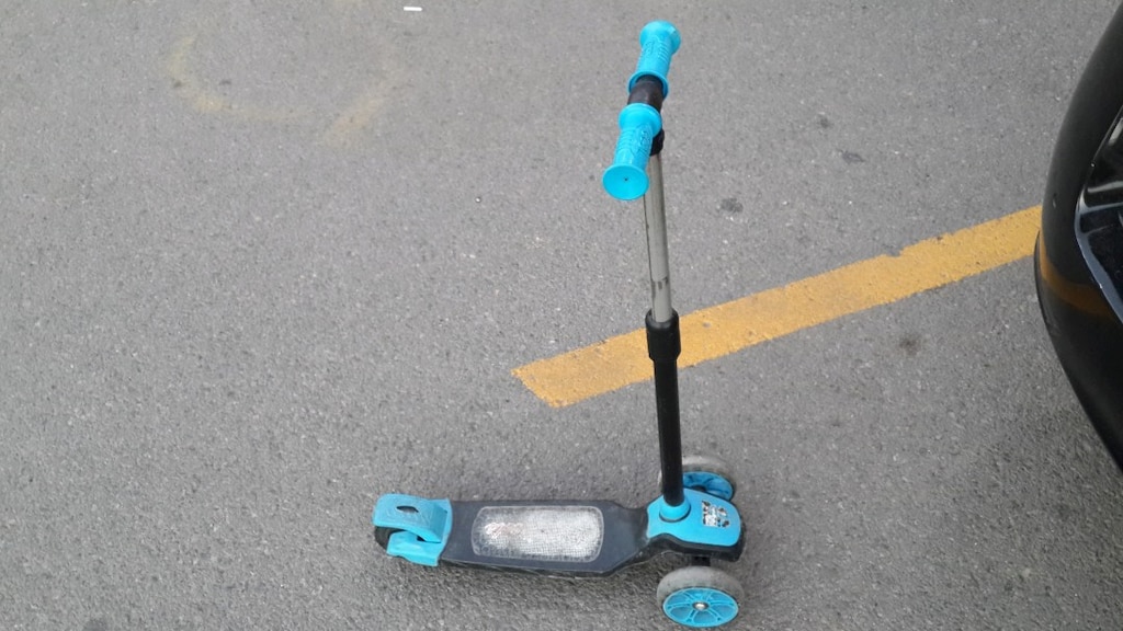Sucutur mavi siyah temiz kuşlanışmış ön tekerleri renkli ışıklıdır - 4