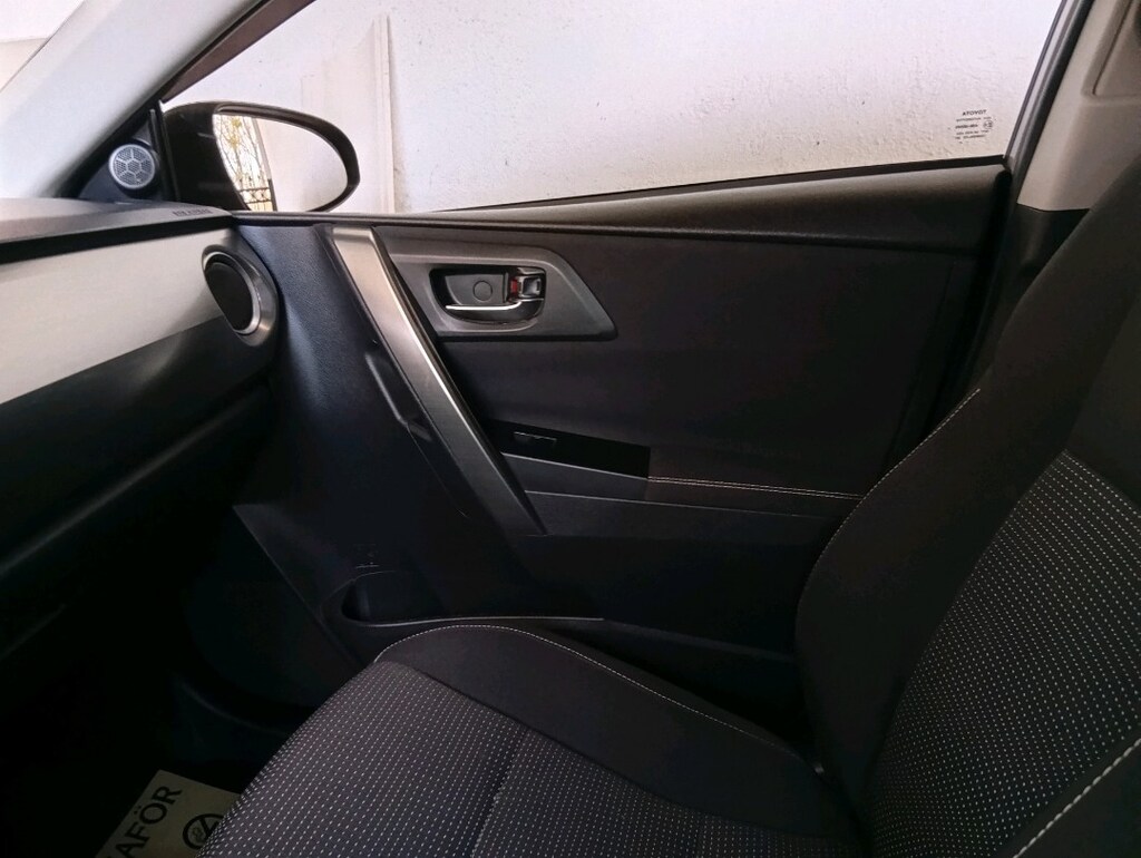 Toyota Auris 1.6 - 6