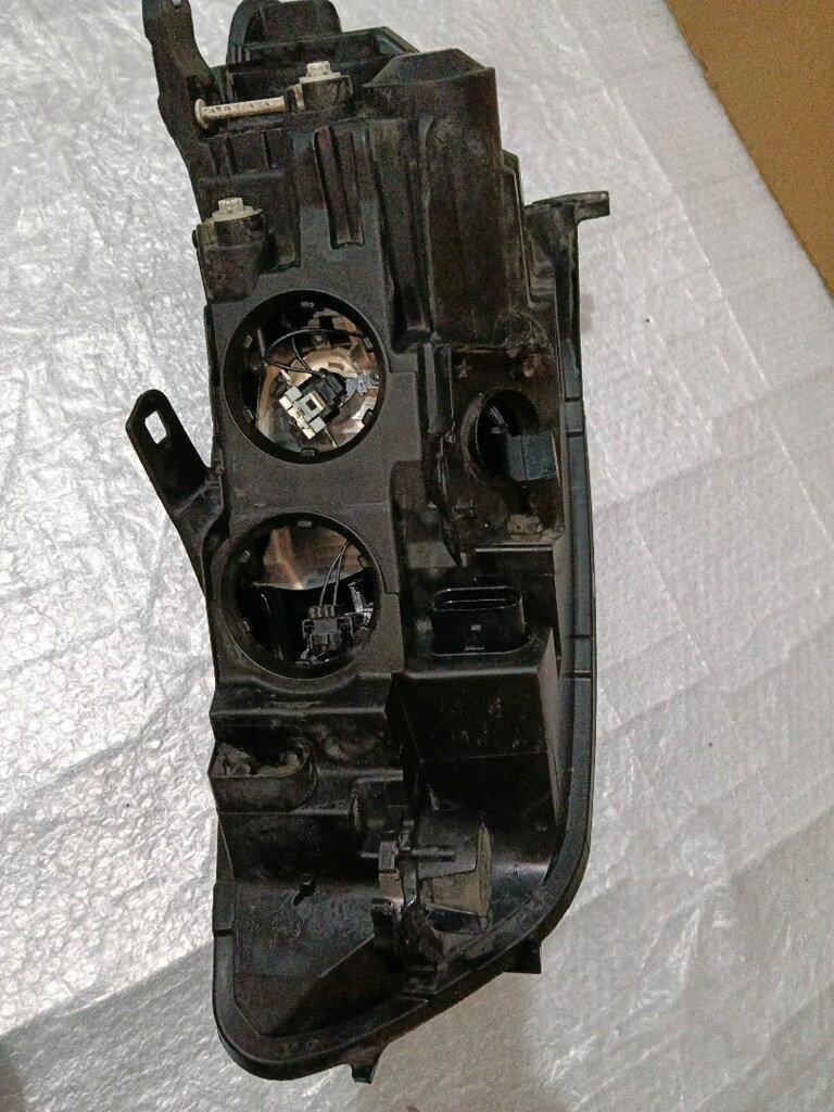 Audi a6 sağ on far orjinal sadece camı kırık gerisi hatasız resimlerde - 16