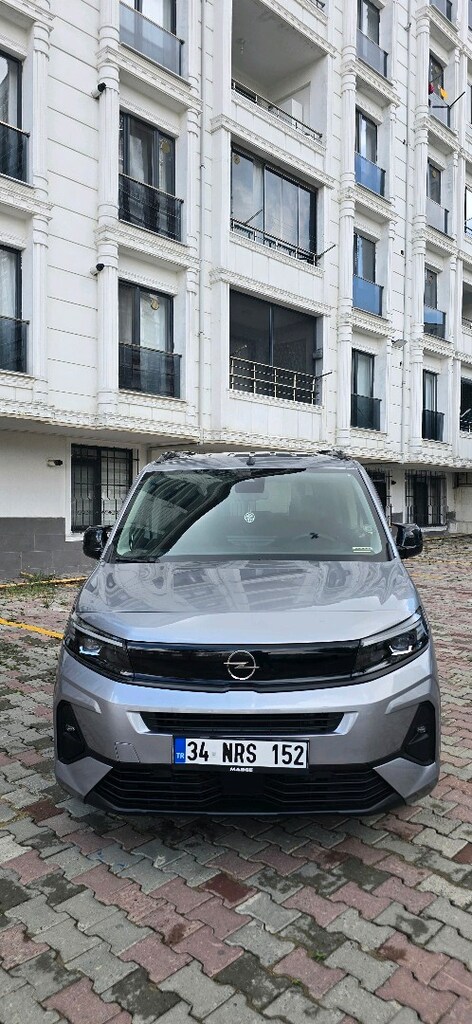 opel combo 1.5d Essential otomatik - 2
