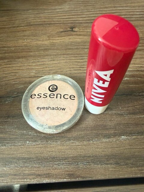 Essence Nude Göz Farı & Nivea Cherry Dudak Balmı