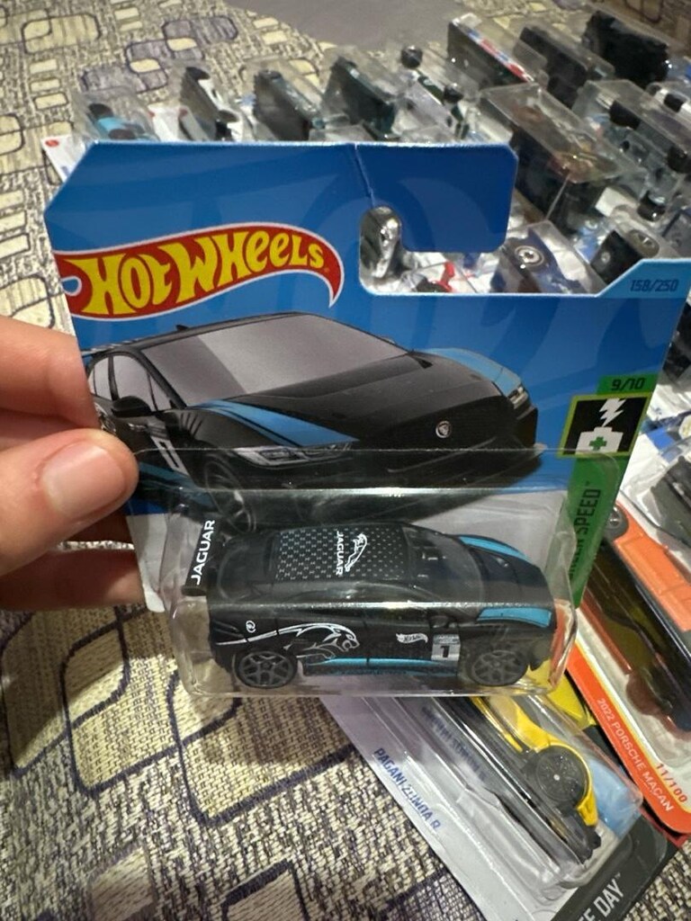 HOT WHEELS JAGUAR I-PACE eTROPHY - 2