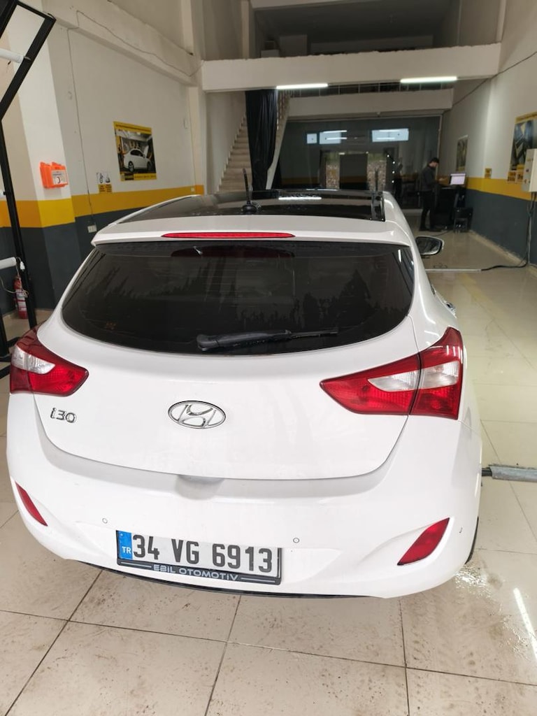 Beyaz Hatchback Araba - 11