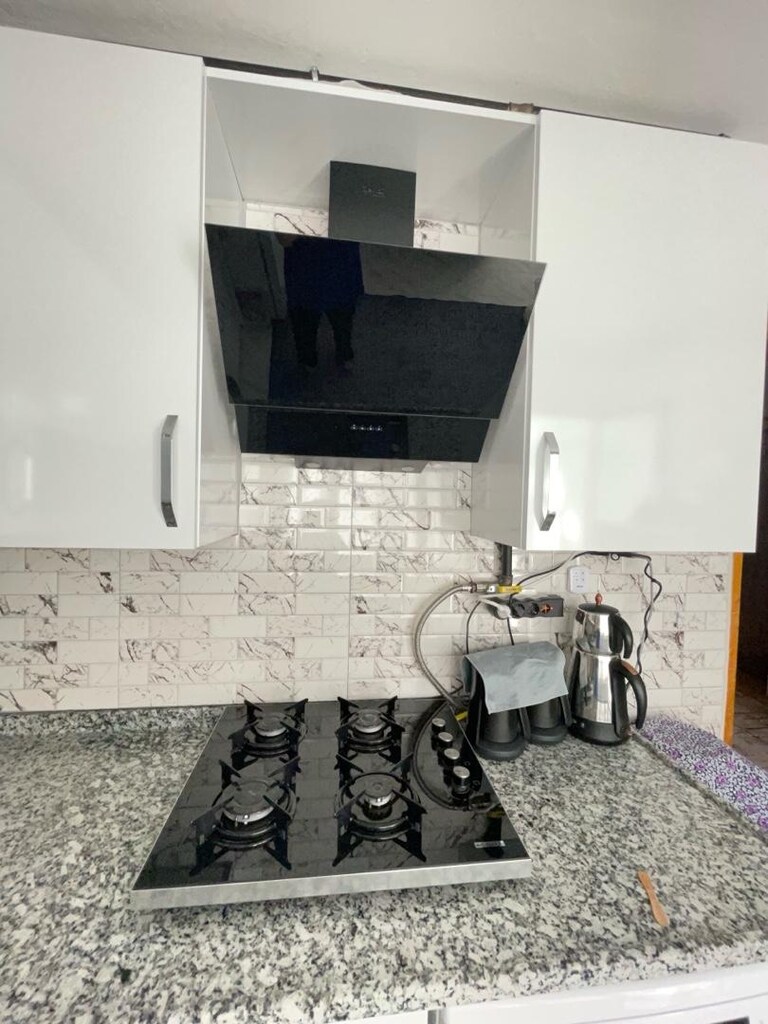 siyah cam davlumbaz ve siyah cam set üstü ocak - 4