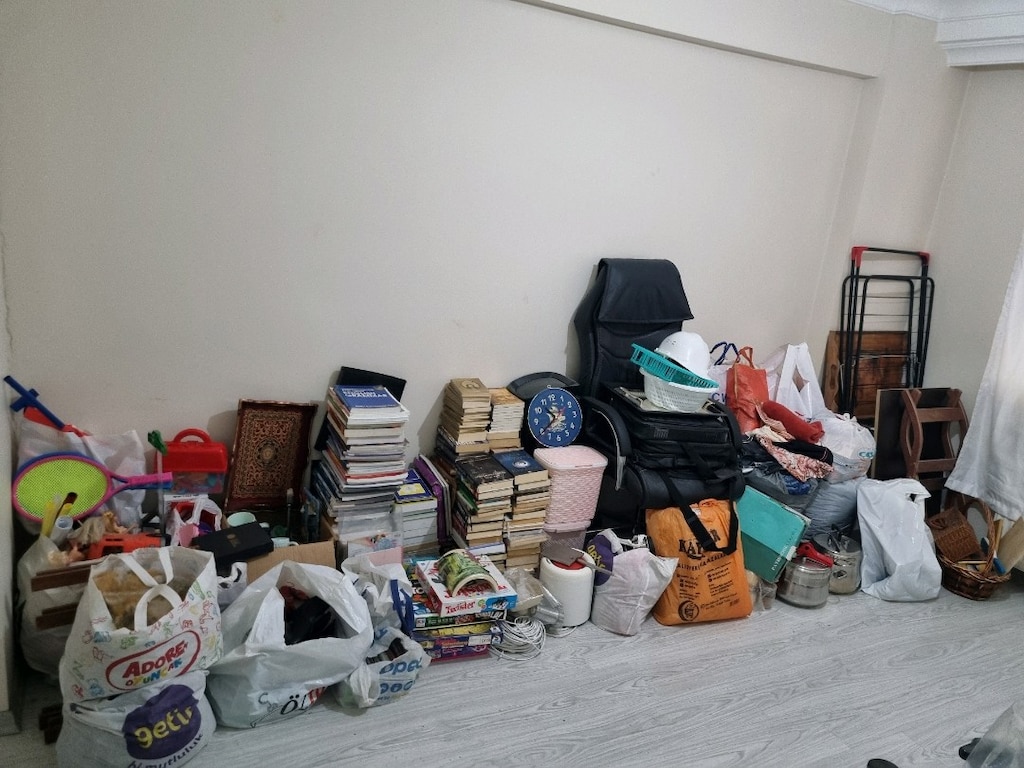 bit pazarı için satışa hazır çeşitli malzemeler. 2 resimde görülen ürü - 2