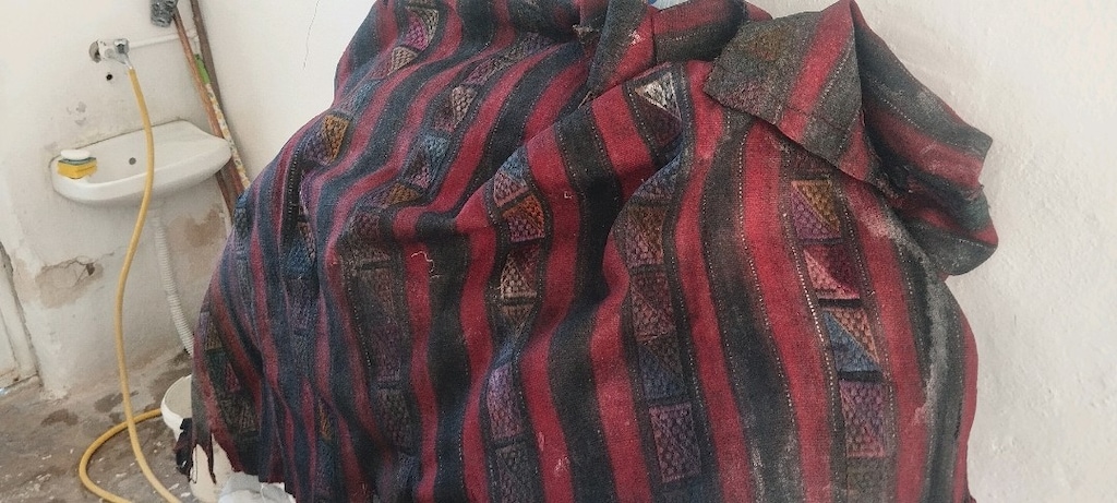 dokuma kilim. en az 50 senelik yörük çuvalı kılımı diye geçiyor e - 5