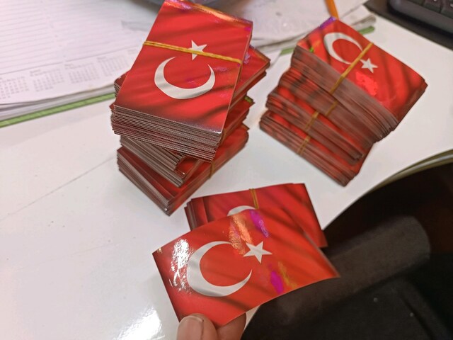 900 adet sticker yapıştırma Türk bayrağıHer birinin ölçüsü 8 santime 5
