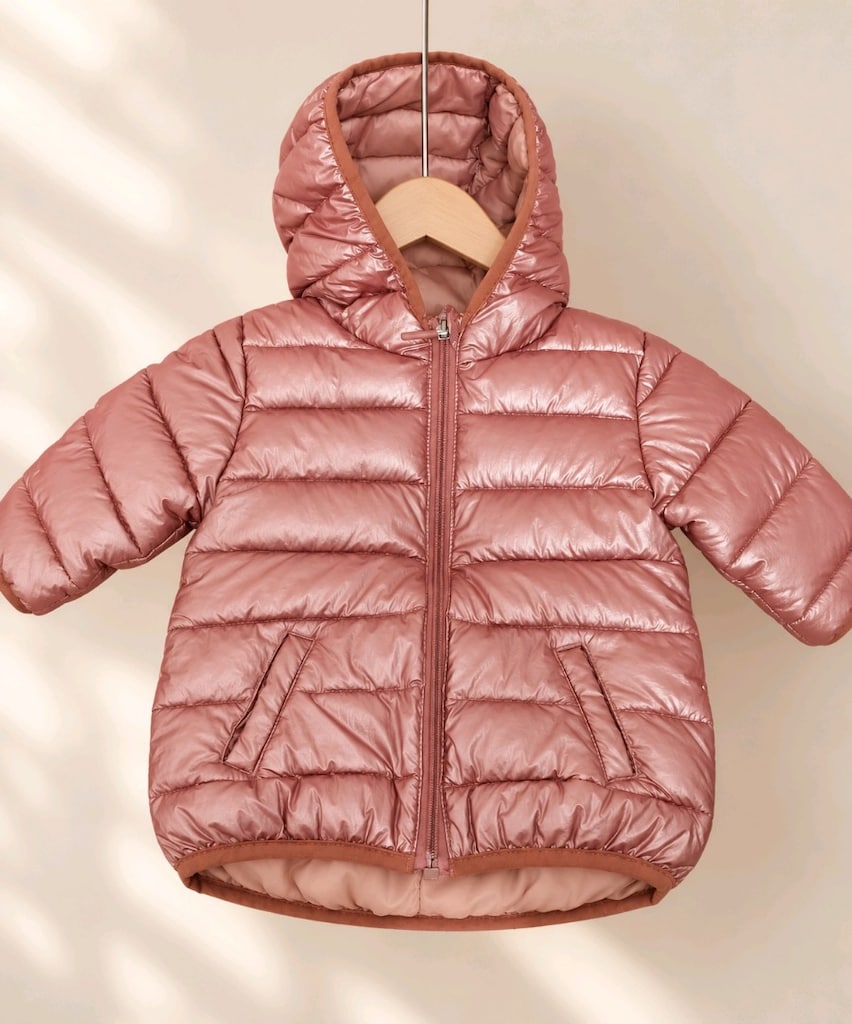 Pembe kapüşonlu mont