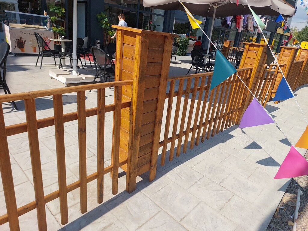 Ahşap dükkan önü çit ve çiçek saksı - 5