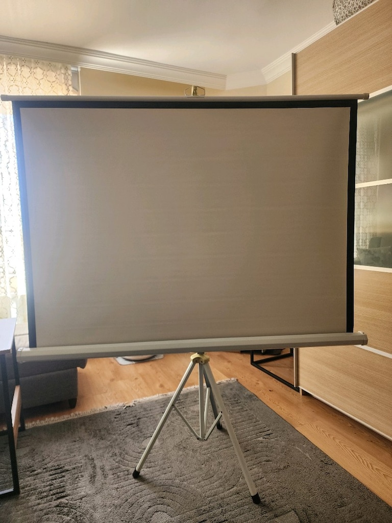 Kendinden ayaklı projeksiyon perdesi
