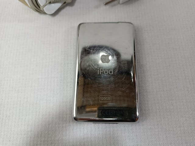 IPOD 80-30 GB MODEL NO A 1238 LOGİTRCH SPEKER PROBLEMSİZ FAAL DURUMDA