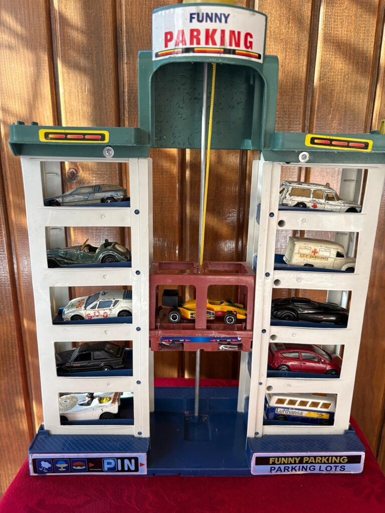 Vintage "Funny Parking" 1:64 Die-Cast Araç Sergileme Standı / Vitrini - 7