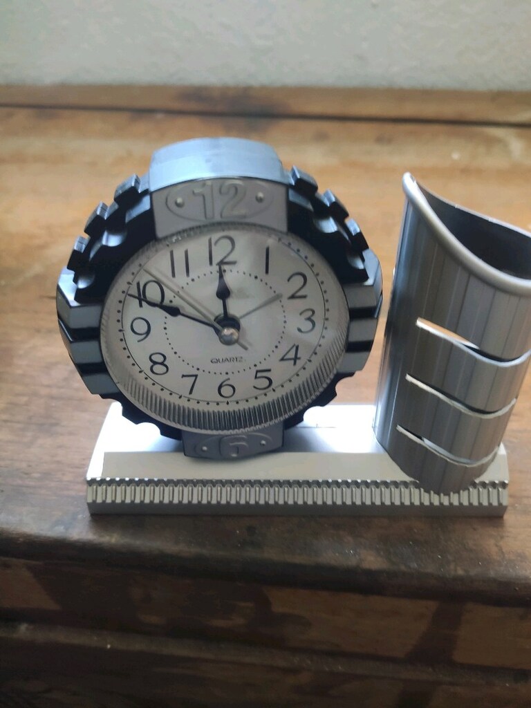 Sıfır Kutusunda Masaüstü Kalemlikli Quartz Çalar Saat