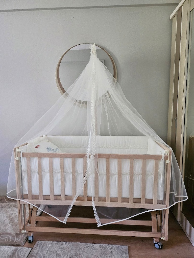 Anne yanında beşiği ebebek