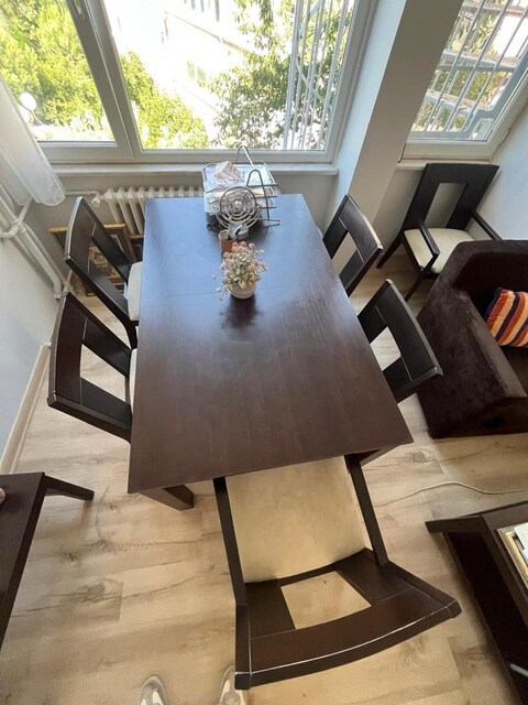 Tepe Home a kullanılmış ve temiz masa ve 6 sandalye