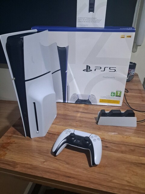 PS5 CD VERSİYON SIFIR AYARINDA SARJ İSTASYONLU KUTUSU MEVCUTTUR.