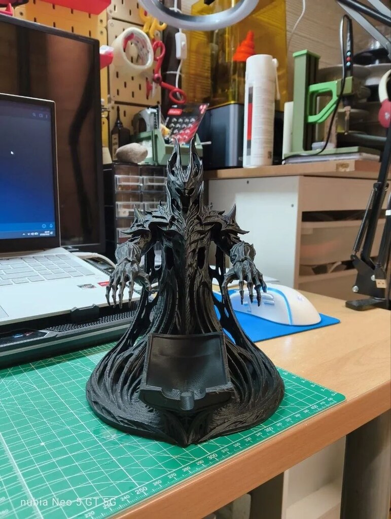 Karanlık Lord’un Tahtı – PS5 Kumanda Standı | 20 cm 3D Baskı - 2