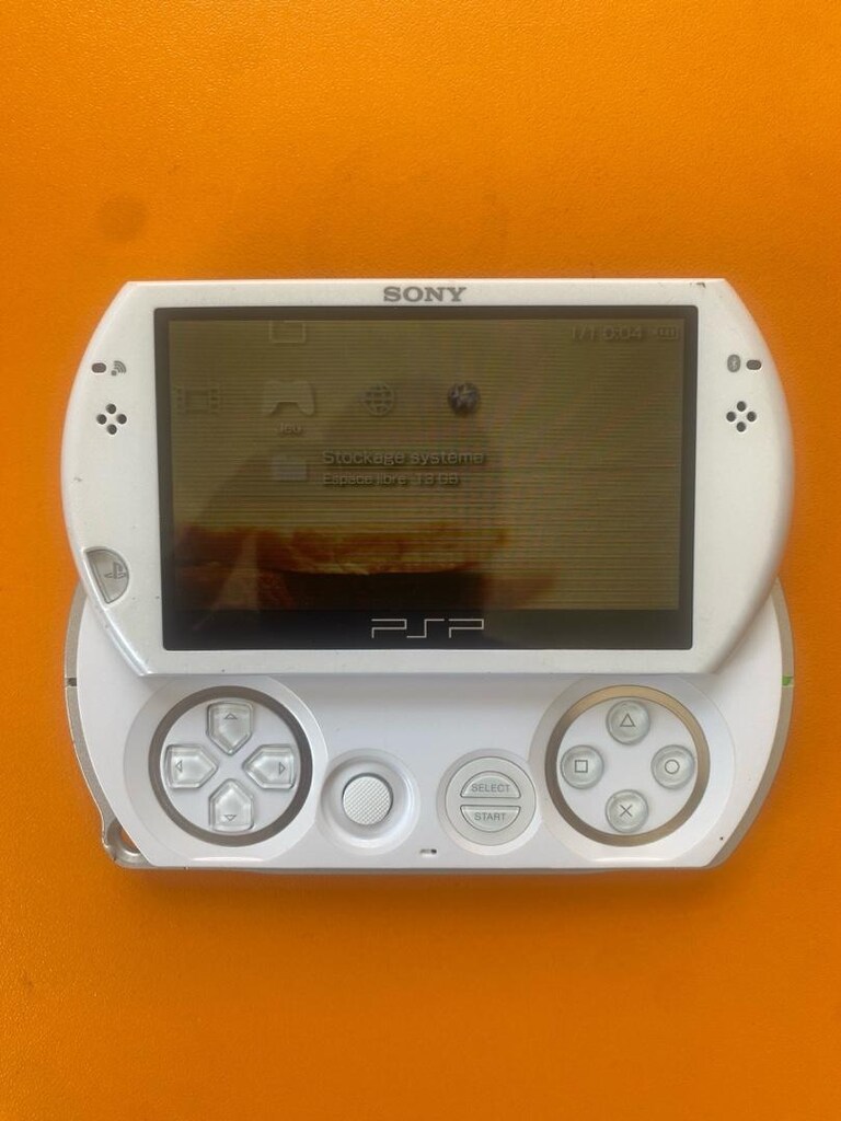 Sony PSP Go Beyaz (N1004) - 16 GB Dahili Hafızalı Koleksiyonluk