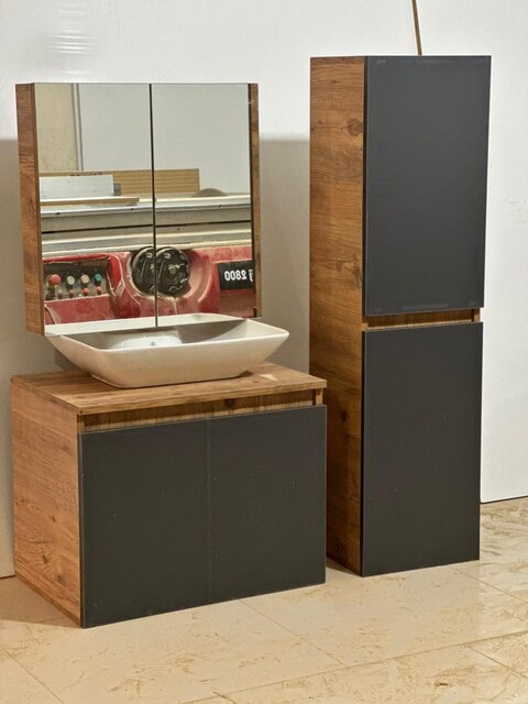65’lik banyo dolabı boy dolaplı