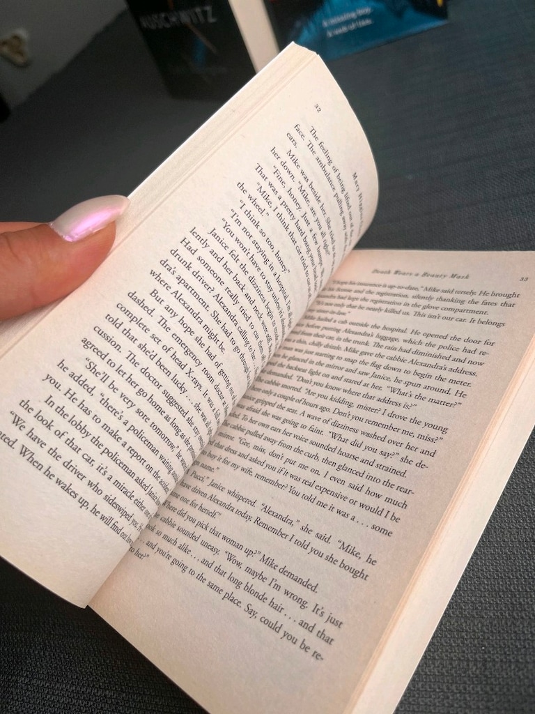 Death Wears a Beauty Mask İngilizce Gerilim Gizem Roman Kitap - 5