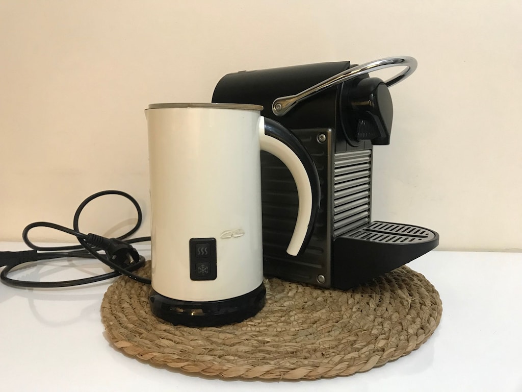Nespresso Kahve Makinesi ve Süt Köpürtücüsü