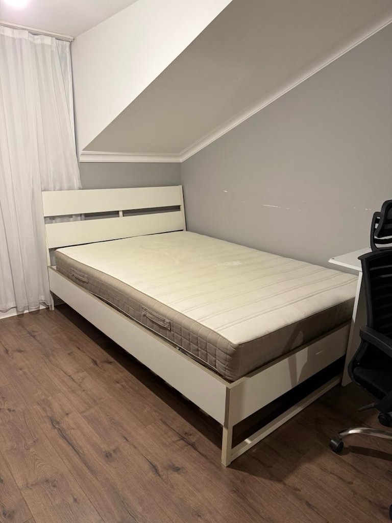 IKEA 140x200 Karyola + Yatak + Çalışma Masası + Aynalı Dolap