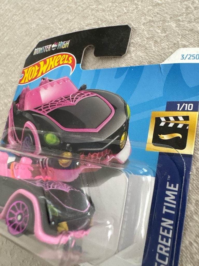 Hotwheels BMW İ8 ve Monster High - 5