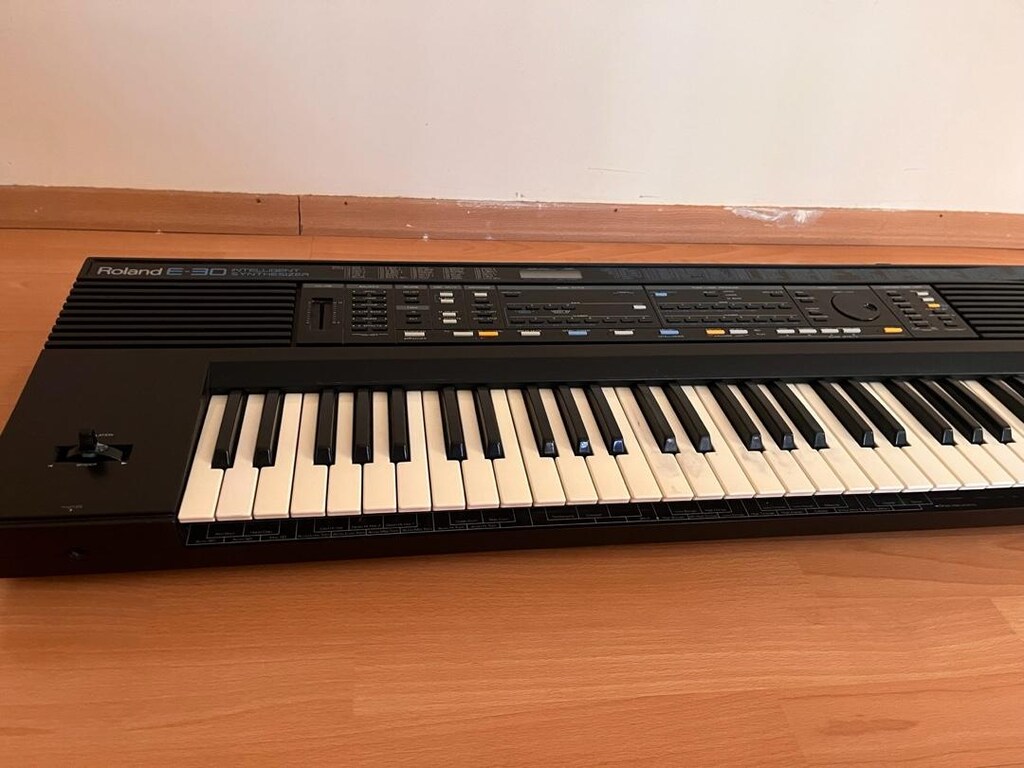 nadir bulunan 1989 üretimi roland E-30 org - 2