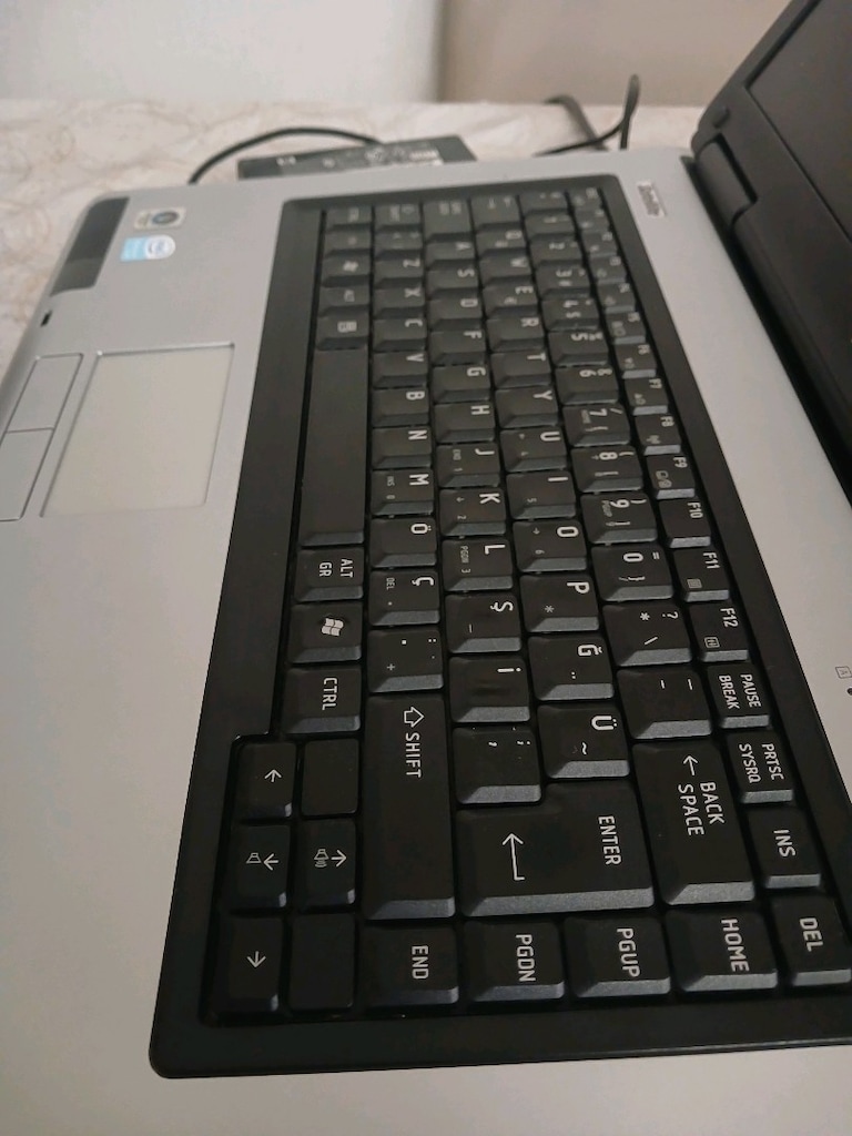 Toshiba Satellite L40-139 - 9