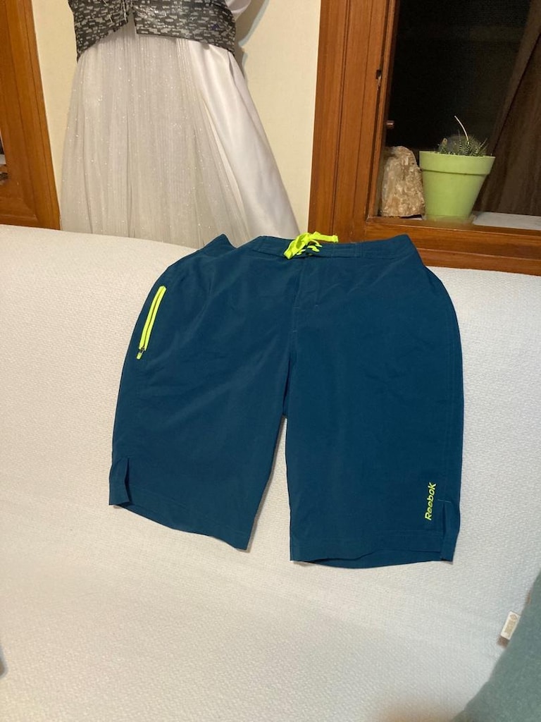 reebok marka deniz şortu. m beden.