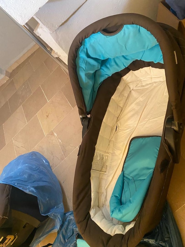 bebek puseti ve yatağı ve yanında yürüteçte vardır - 3