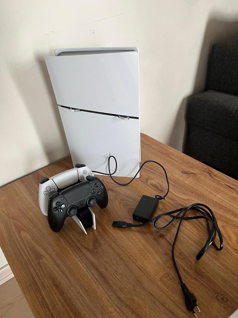 Temiz Playstation 5 Slim 1TB+2 kol+kol sarj unitesi (yurtdisi) - 6