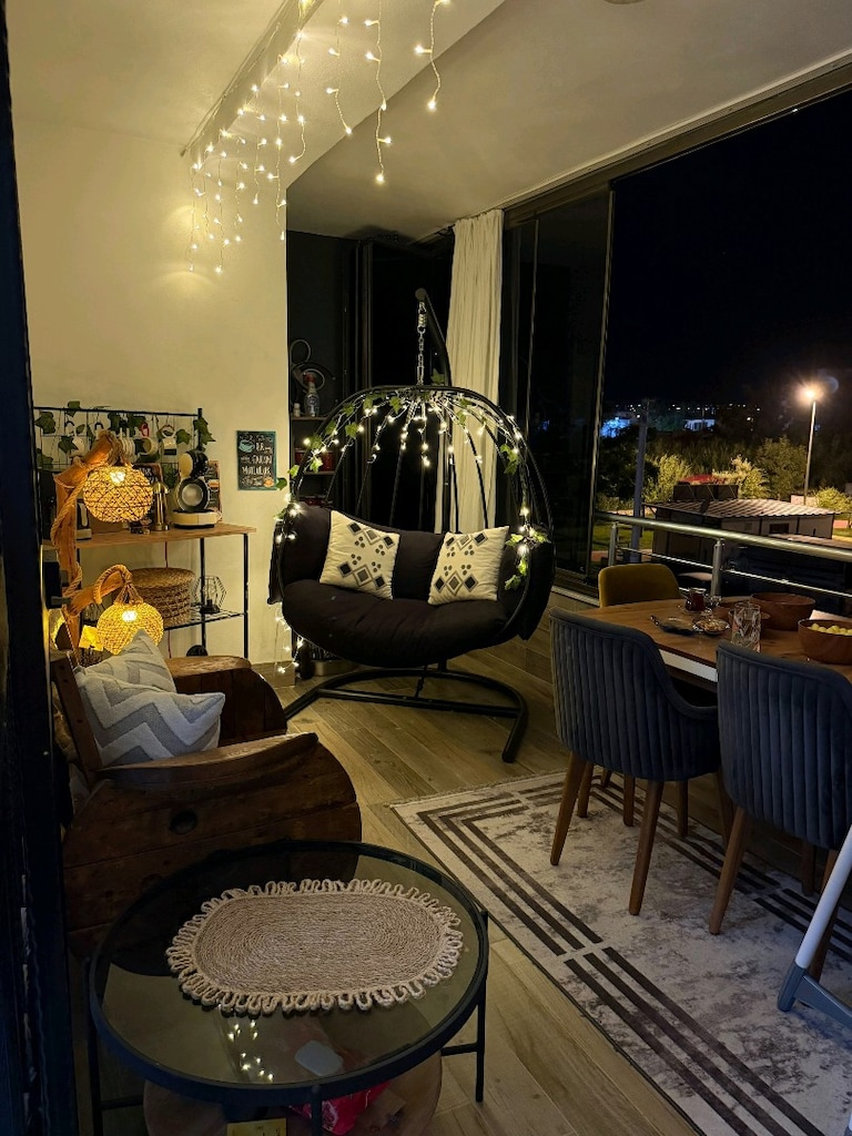 iki kişi oturabileceği geniş balkon mobilyası