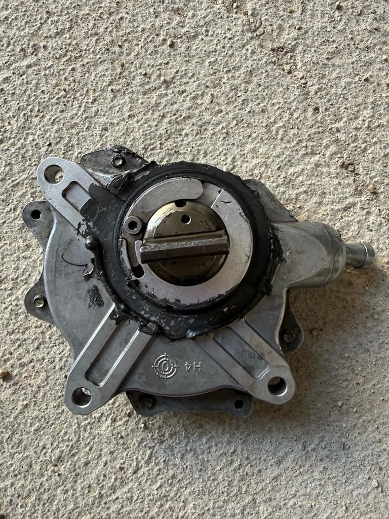 BMW N42 MOTOR ORJİNAL ÇIKMA VAKUM POMPASI - 3