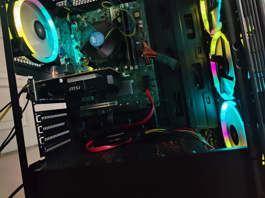 i3 İŞLEMCİ - 8GB RAM- GTX 650 EKRAN KARTI- 120 GB SSD - RGB KASA - 8