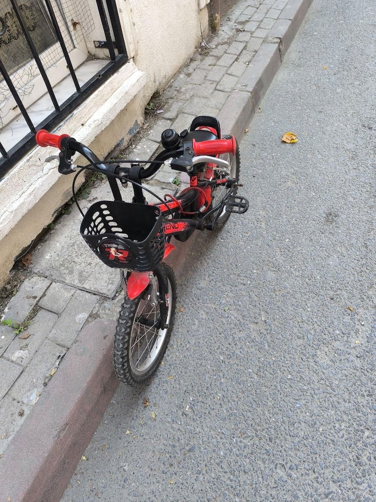 Temiz Kullanılmış Kırmızı Çocuk Bisikleti – Sepetli ve Camurluklu - 2