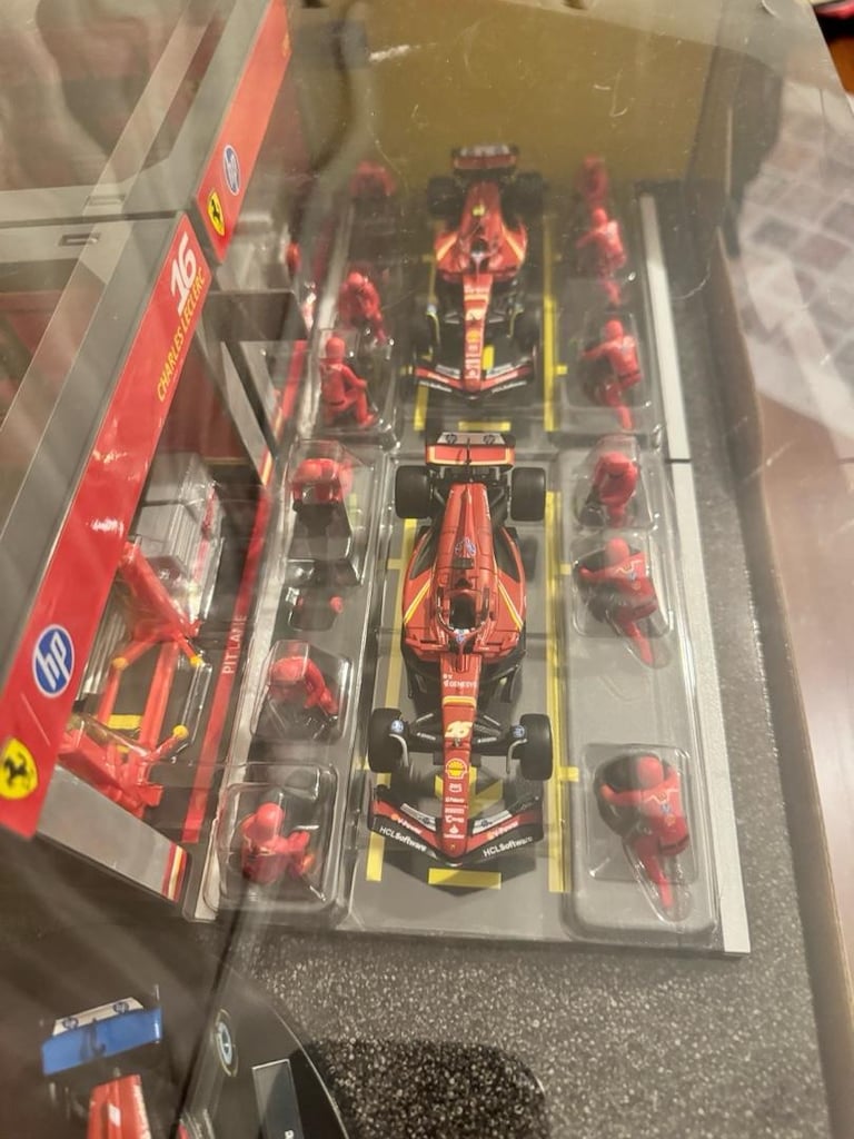 Ferrari Burago 1:43 F1 Yarış ve Pit Ekibi Diecast Seti - 2
